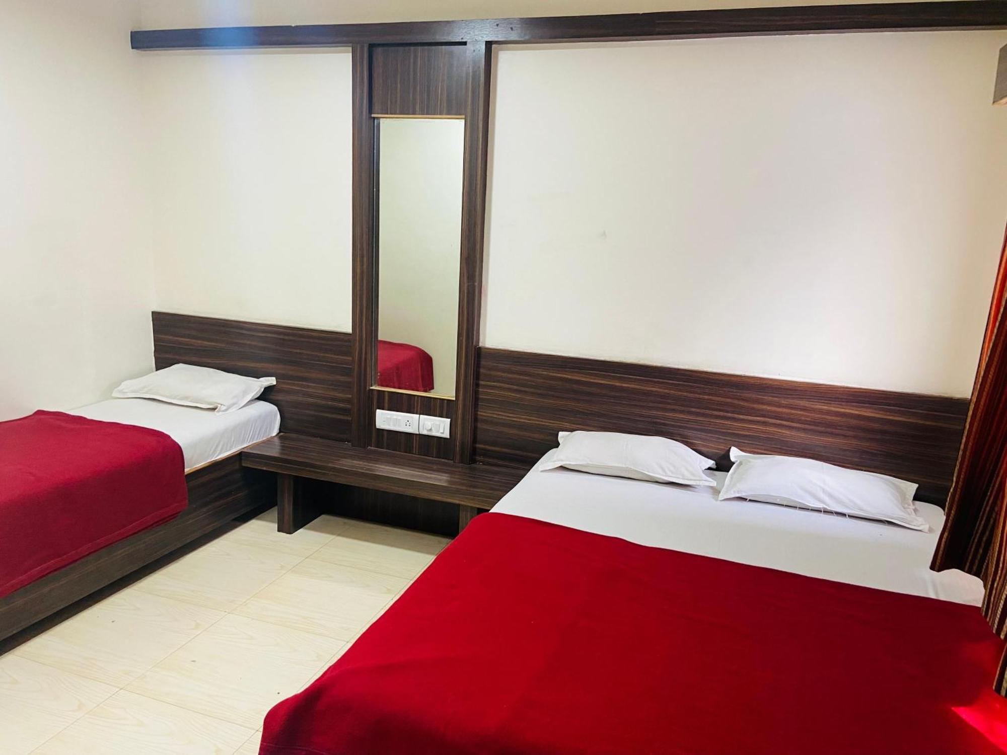 Hotel Sai Bhawani Shirdi Extérieur photo