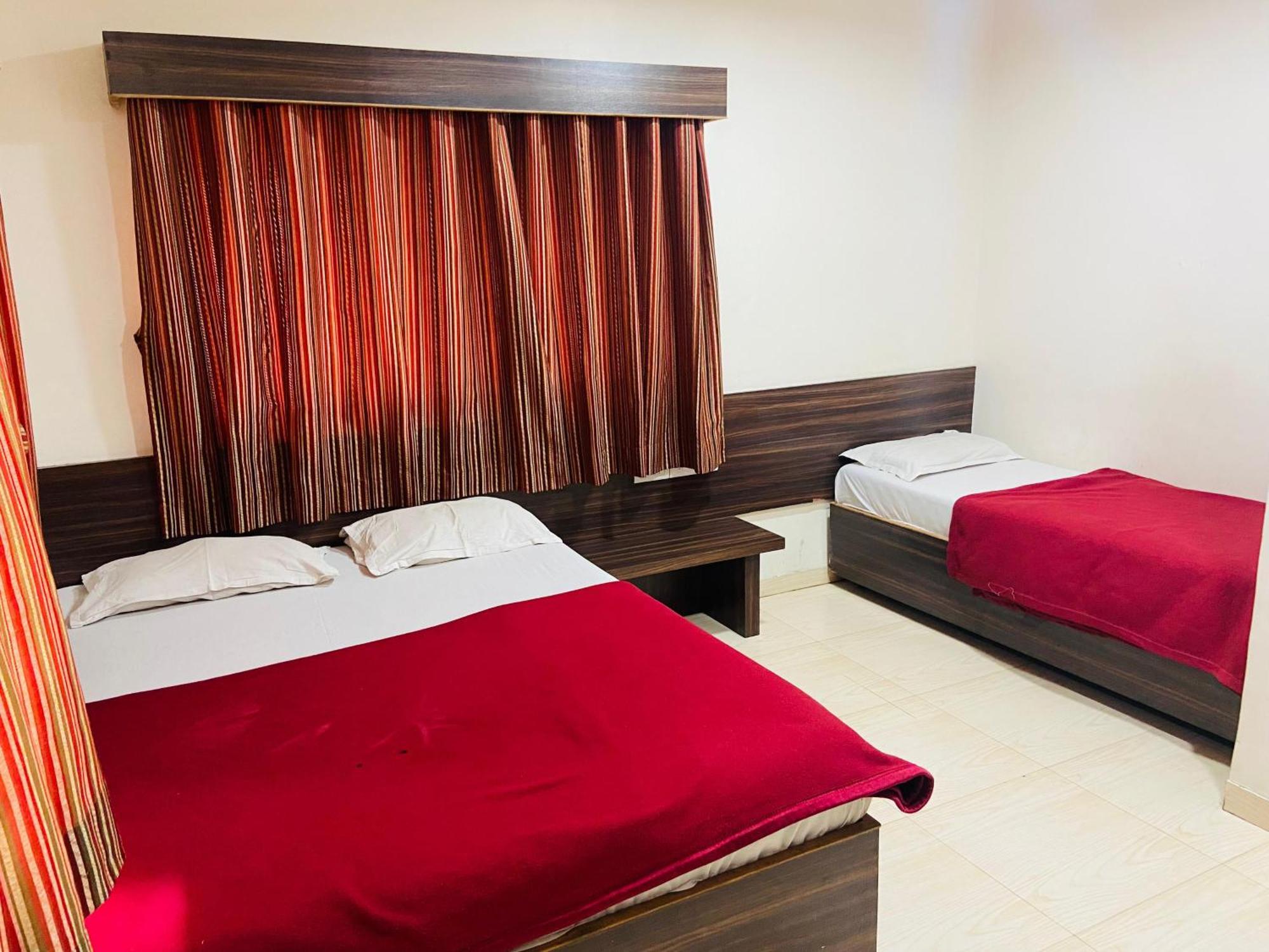 Hotel Sai Bhawani Shirdi Extérieur photo